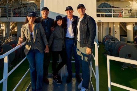 Christina con su hermano y esposo