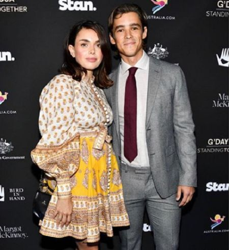   La novia de Brenton Thwaite, Chloe Pacey.