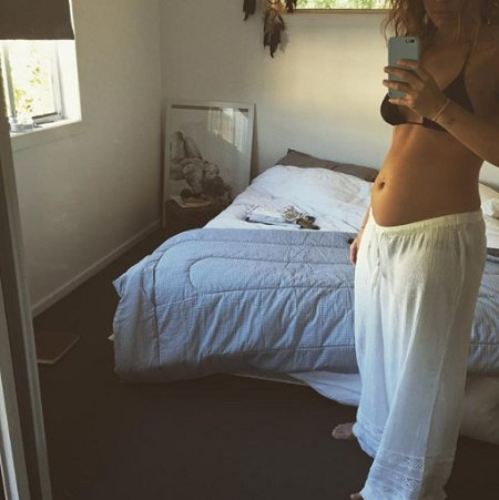   Chloe Pacey dio la bienvenida a su primera hija en 2016.
