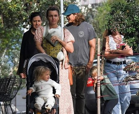   Brenton Thwaites y Chloe Pacey con sus hijos.