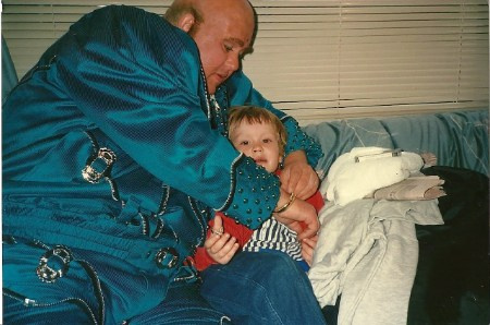 Christopher Candy tiene 30 años, la foto de su infancia con su papá