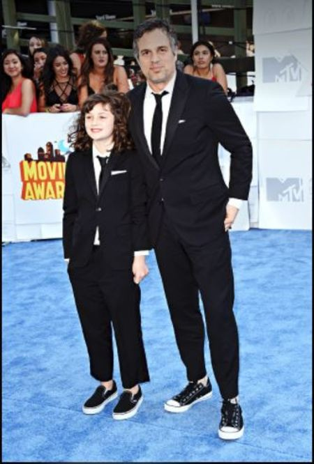 Mark y su esposa, Sunrise están de acuerdo con que su hija quiera vestirse como niños.