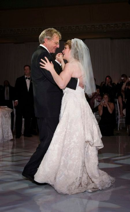 Jerry Springer avec sa fille Katie Springer lors de son mariage en 2006