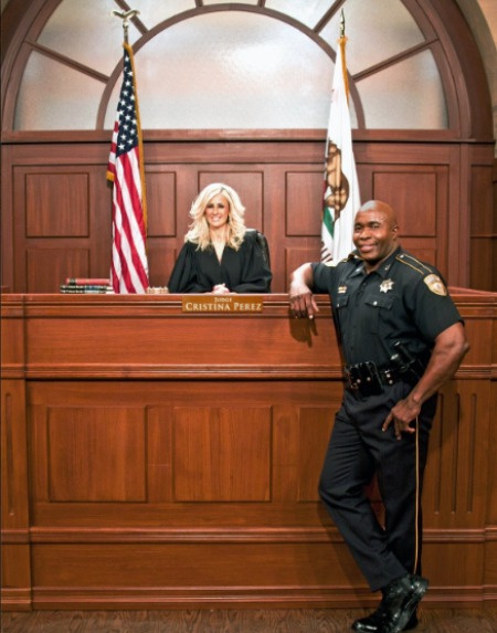 Renard Spivey a joué le rôle d'huissier dans un spectacle judiciaire aux côtés de Christina Perez