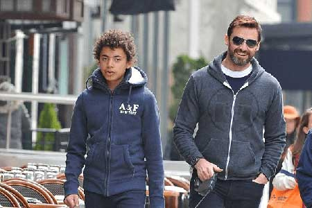 Ava's brother Oscar and father Hugh Jackman