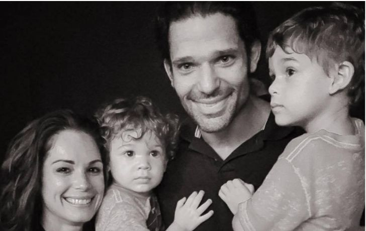 Cassandra et Raymond Leppan avec leurs deux fils.