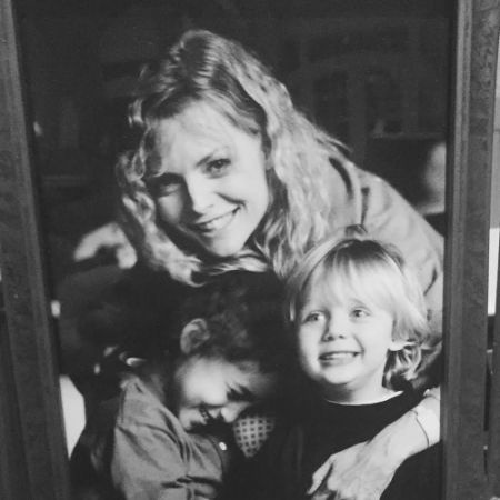   Claudia Rose Pfeiffer tiene un hermano
