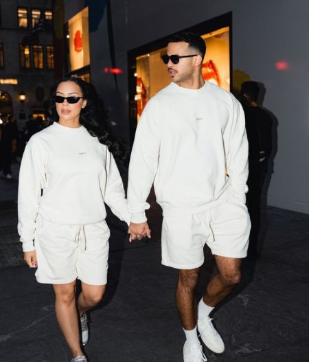 Kristy Scott et son mari Desmond Twinning en blanc