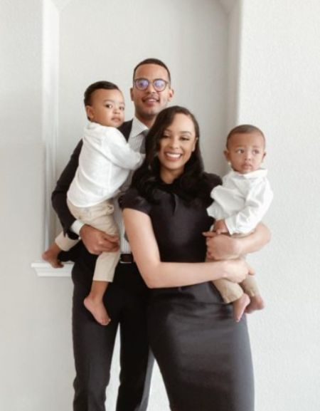 La créatrice de médias sociaux de 28 ans avec sa famille - 2 fils et un mari