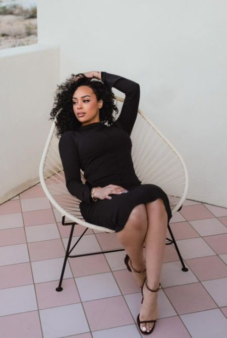 Kristy Scott Modeling pour sa propre marque de vêtements