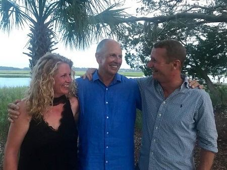   Peter McMahon com seu filho e filha.