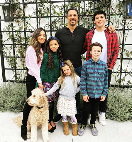   October Gonzalez con suo marito ei suoi figli