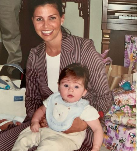 Donovan com sua mãe quando criança.