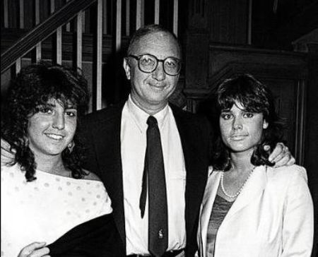   Nancy Simon mit ihrer Schwester und ihrem Vater.