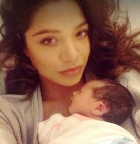   La neonata Georgia Marie Thompson con sua madre Christina Evangeline