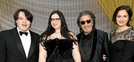 Anton James Pacino y sus dos hermanas con su padre.