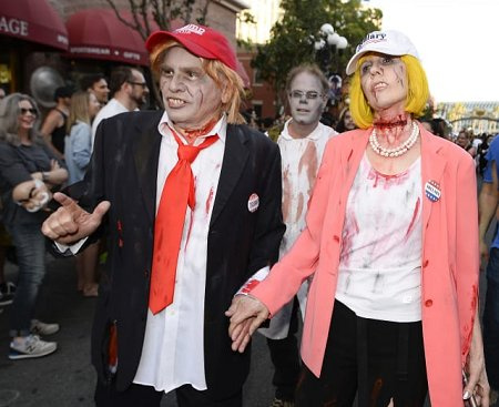Dave Hester Donna Hester juntos en la Comic-Con Zombie Walk