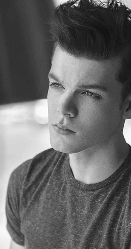   Mirada ardiente de Cameron Monaghan.