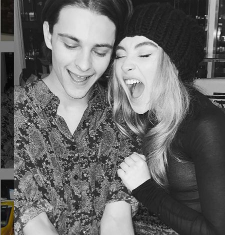   Corey Fogelmanis y su rumoreada novia Sabrina Carpenter