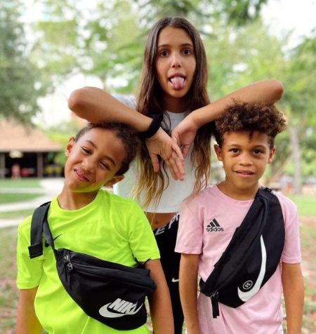 Footballeur à la retraite, Julius Peppers est Skye's adoptive father