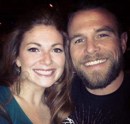   Dylan Lane è sposato con una dai capelli rossi con la quale ha due figlie.