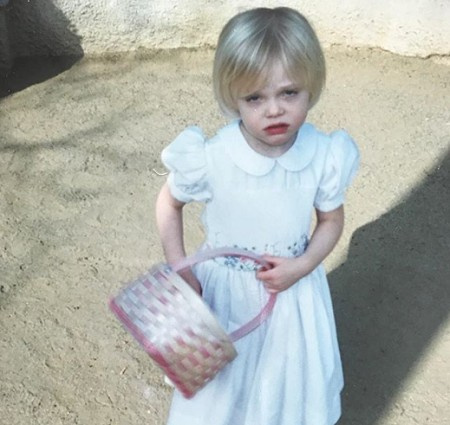 Elle Fanning quando criança parecendo chateada