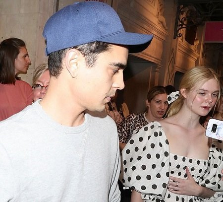 Elle Fanning com o namorado Max Minghella participando da versão teatral de Fleabag na capital inglesa's Wyndham Theater.