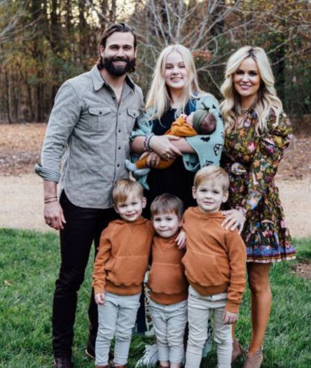   La famiglia Josephine, compresi i suoi tre fratellastri e una sorellastra.