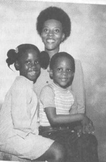   Arnett Simmons con i suoi figli