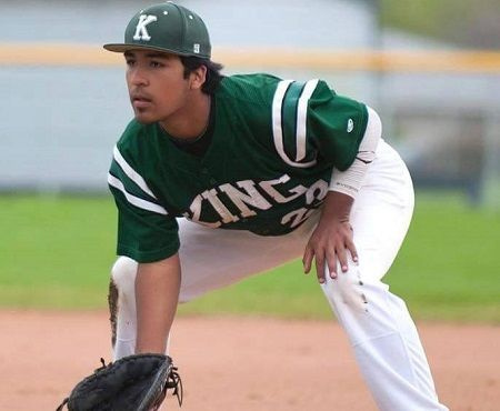 Jovan jugaba béisbol.
