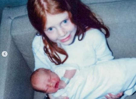 Reed Cross Howard con su hermana mayor Bryce Dallas Howard
