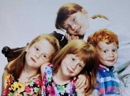 Reed Cross Howard es el hermano más joven entre sus tres hermanas.