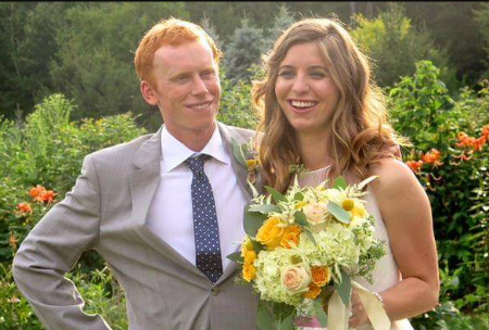 Reed Cross Howard con su esposa Ashley en su ceremonia de matrimonio