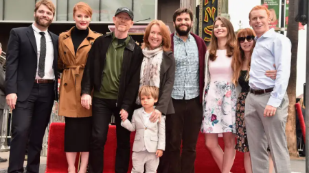 Cruz de caña Howard's family after finishing filming of Arrested Development's season 5