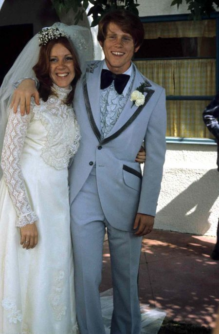 Cruz de caña Howard's mom Cheryl and dad Ron Howard