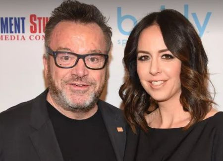 Acteur et comédien des films True Lies, Nine Months et autres Tom Arnold avec la mère de ses deux enfants Ashley. Image de fil