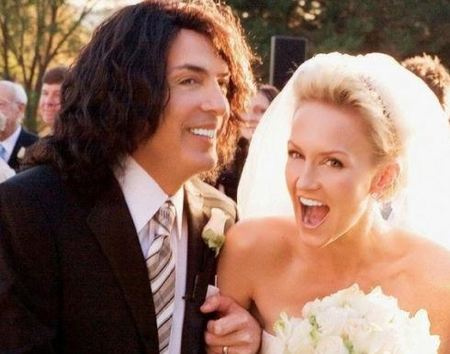 El cantante principal de Kiss, Paul Stanley, se casó con Erin Sutton en el Ritz-Carlton, Huntington en Pasadena, California.