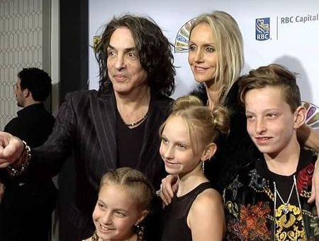 Paul Stanley y su esposa a menudo aparecen juntos's sides.