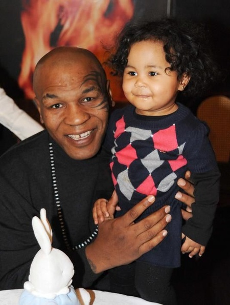 Mike Tyson con su difunta hija, Exodus Tyson y su ex esposa,