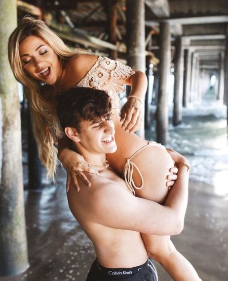   Collin solleva Gabi sopra le sue spalle.