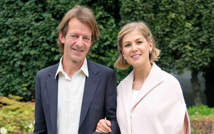   Robie Uniacke-pai de 6 e parceiro de longa data de Rosamund Pike