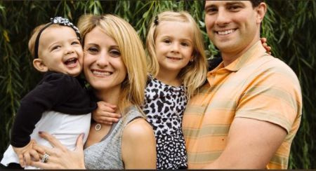 O apresentador da Income Property, Scott McGillivray, com sua esposa, Sabrina e suas duas filhas.