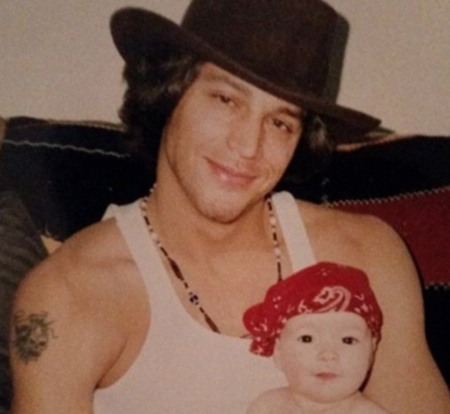 Skylar Staten Randall de bebé con su padre, Bryan Randall