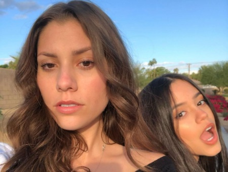 Mia Ortega es el centro de atención como hermana de Jenna Ortega