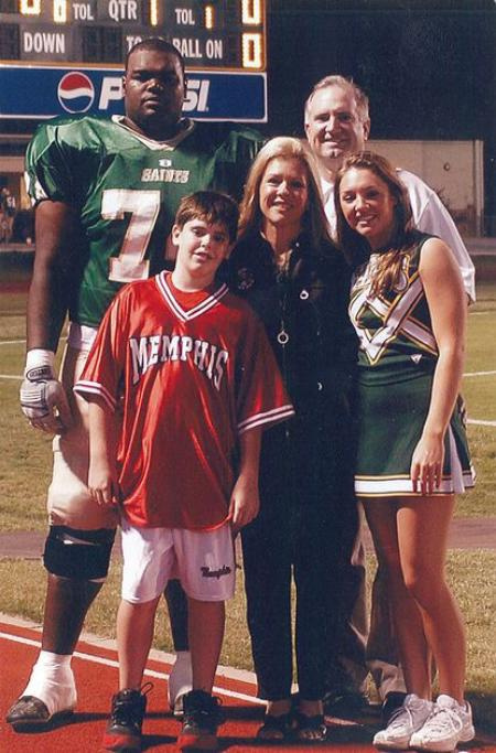 Michael Oher Familia adoptiva Mamá Papá y hermanos.