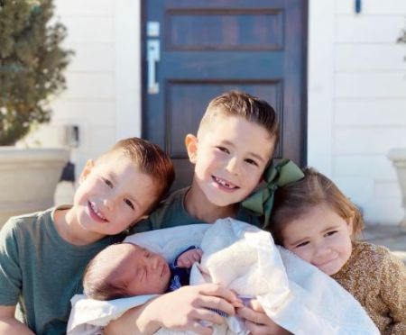   Tyler Farrell è un orgoglioso padre dei suoi quattro figli