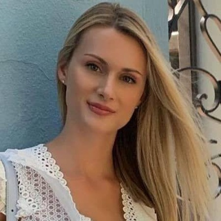 Laura Savoie es la compañera de vida del actor Dennis.