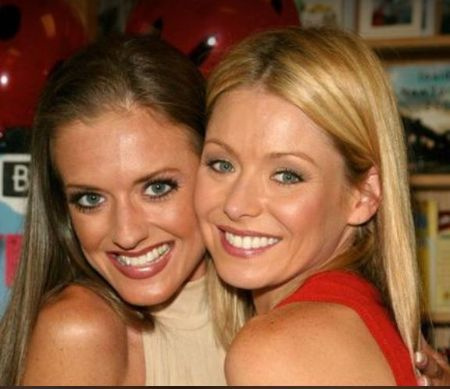 la coanfitriona de Live With Kelly And Ryan con su hermana menor y escritora Linda Ripa