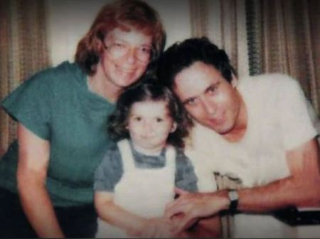   de izquierda a derecha, Carole Ann Boone, su hija, Rose Bundy, y su difunto exmarido, Ted Bundy.