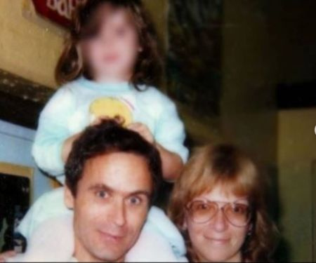  El asesino en serie nacido en Vermont Ted Bundy con su ex esposa, Carole Ann Bundy y su hija, Rose.